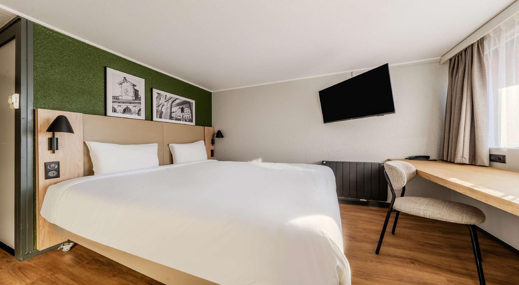 Standard Room - 1 Queen Bed