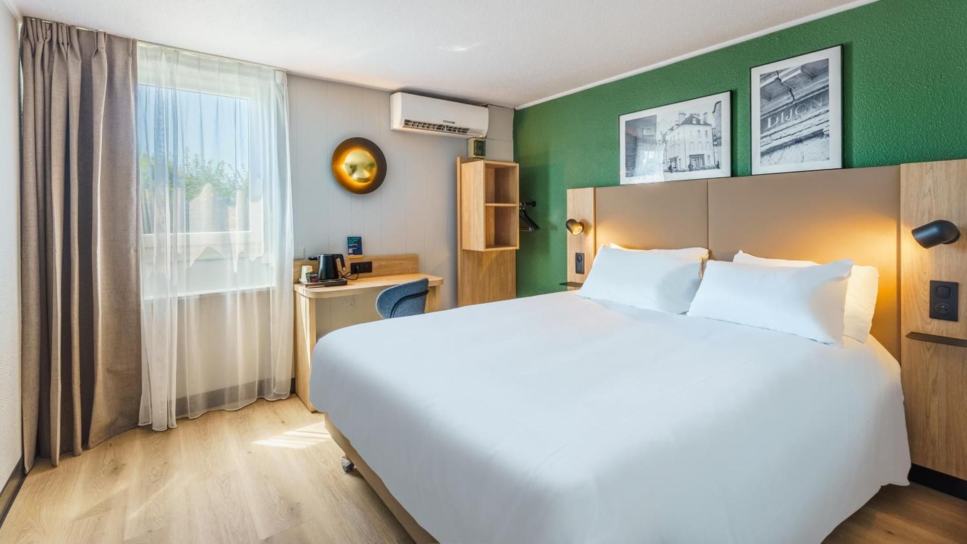 Standard Room - 1 Queen Bed