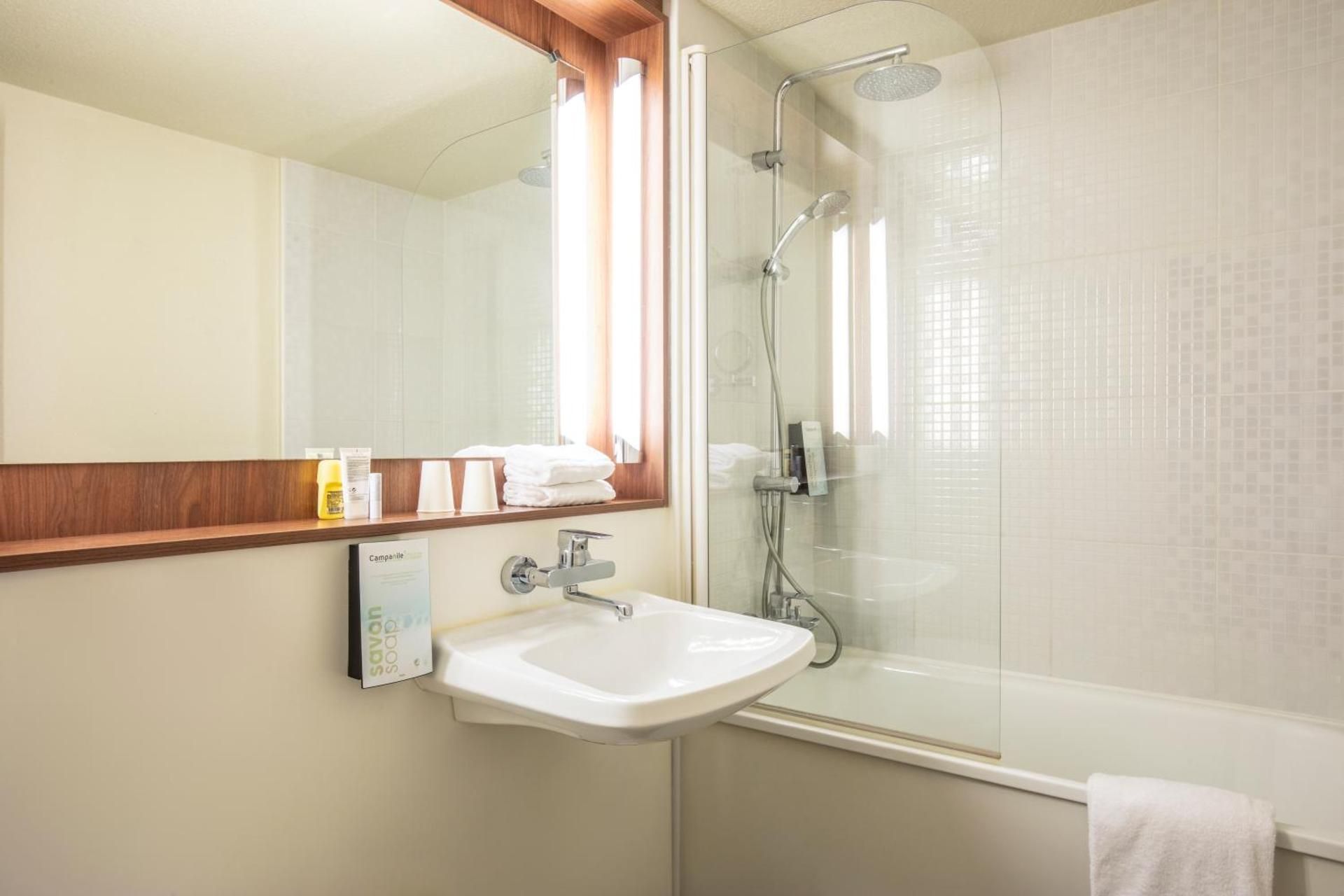 Campanile Macon Sud - Chaintre Standard Room With Three Single Beds 3