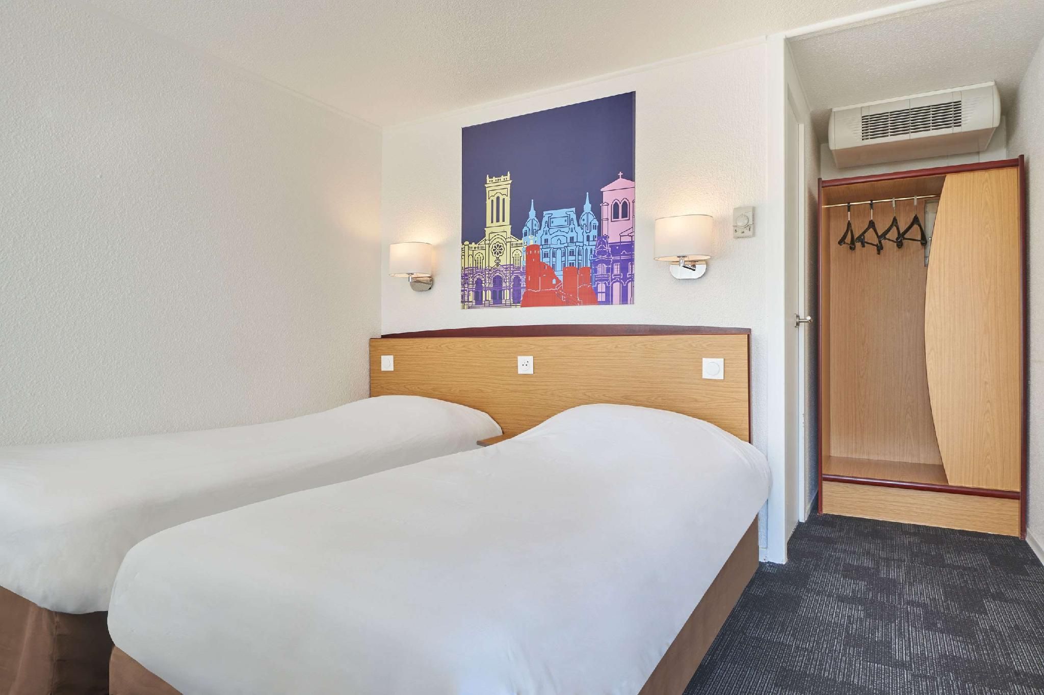 2 Single Beds