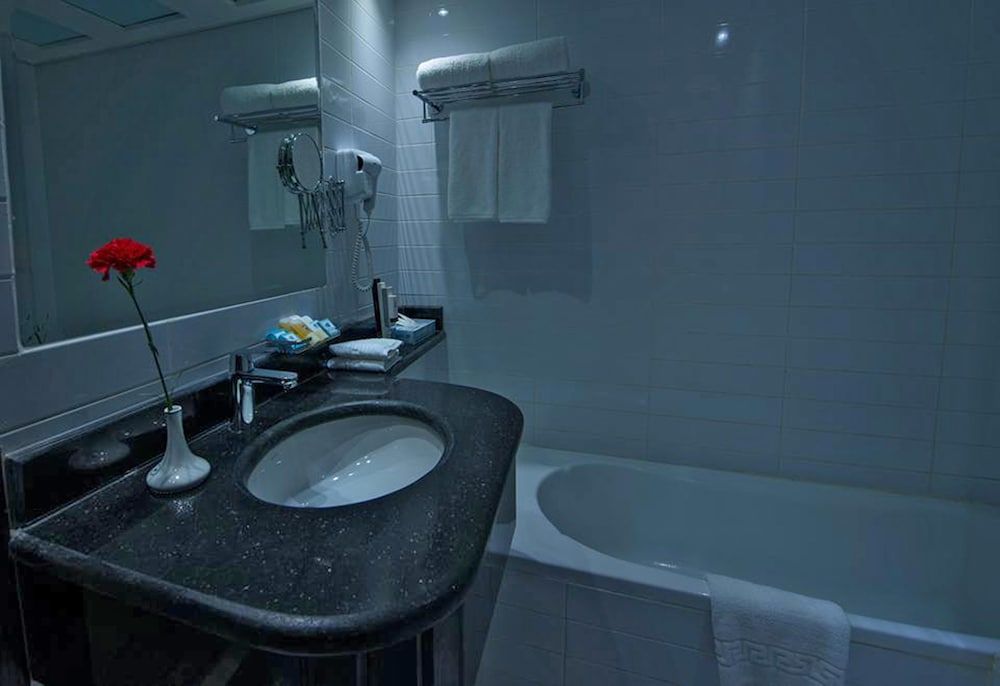 Kuwait Continental Hotel Standard Double Room, 1 King Bed 5