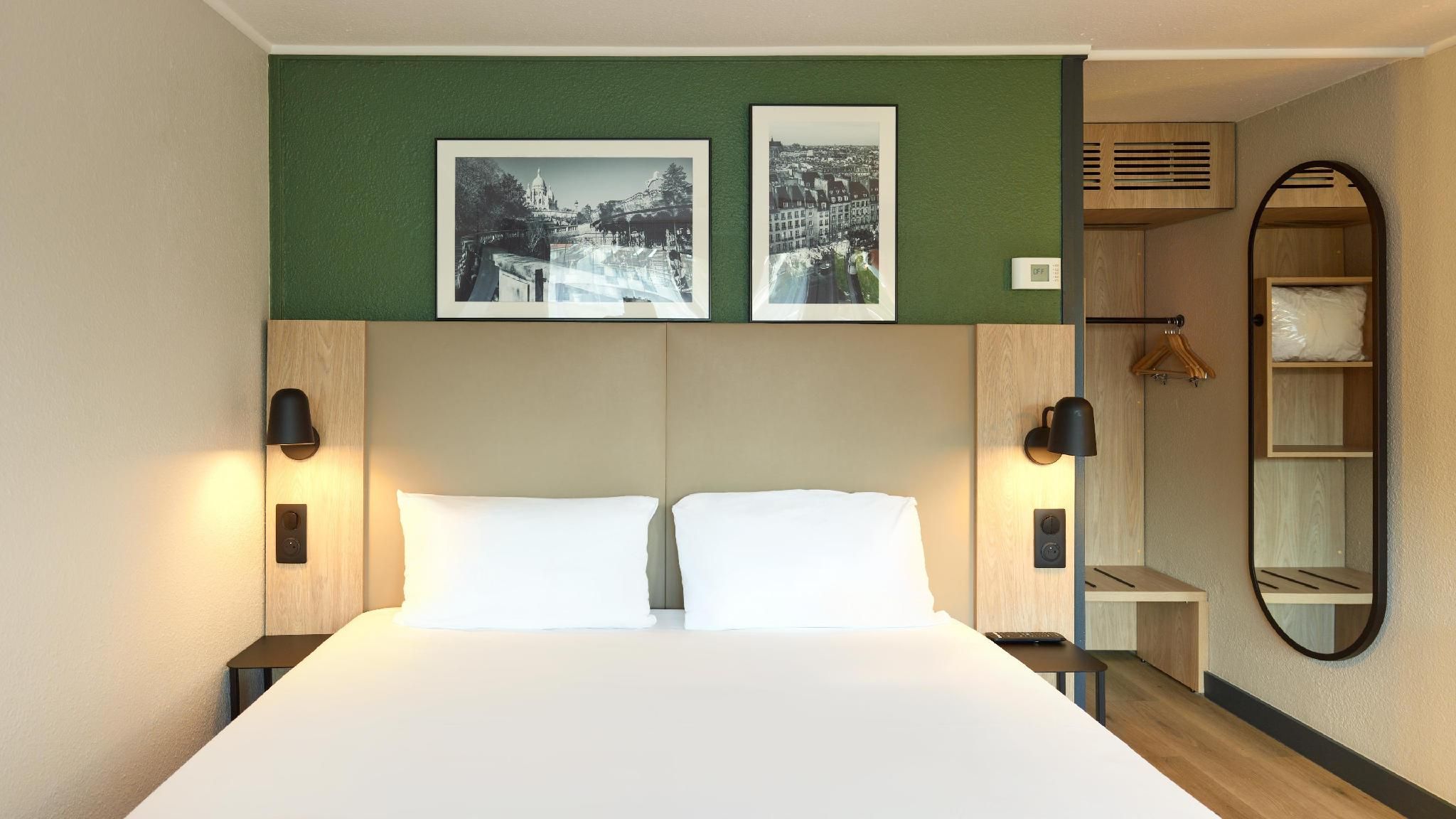 Standard Room - 1 Queen Bed