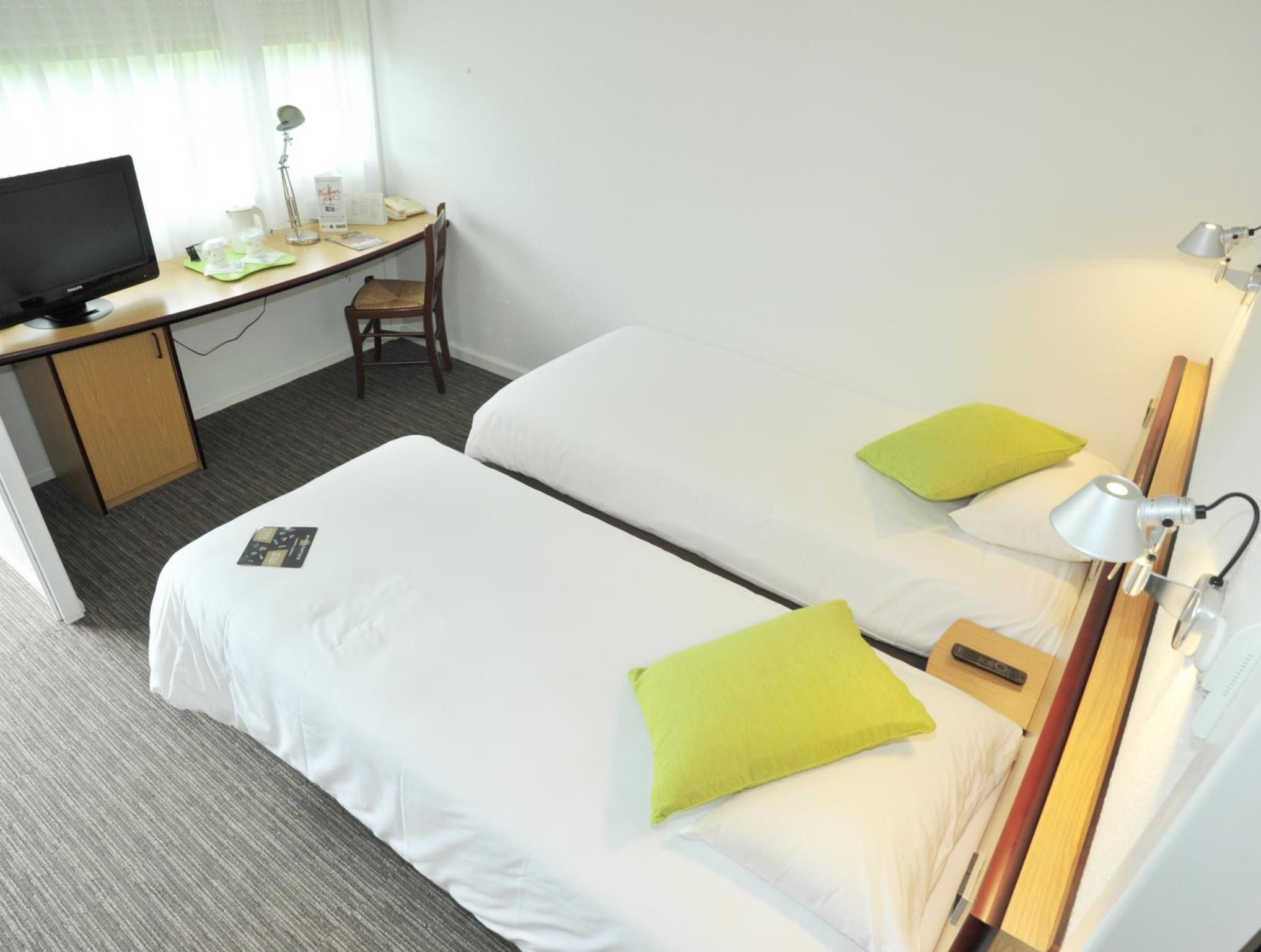 2 Single Beds