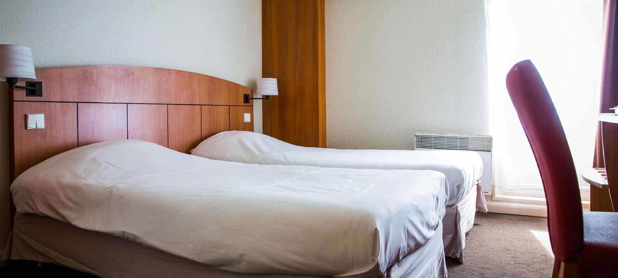 Kyriad Montargis - Amily Standard Room - 1 Double Bed 2 Single Beds 2