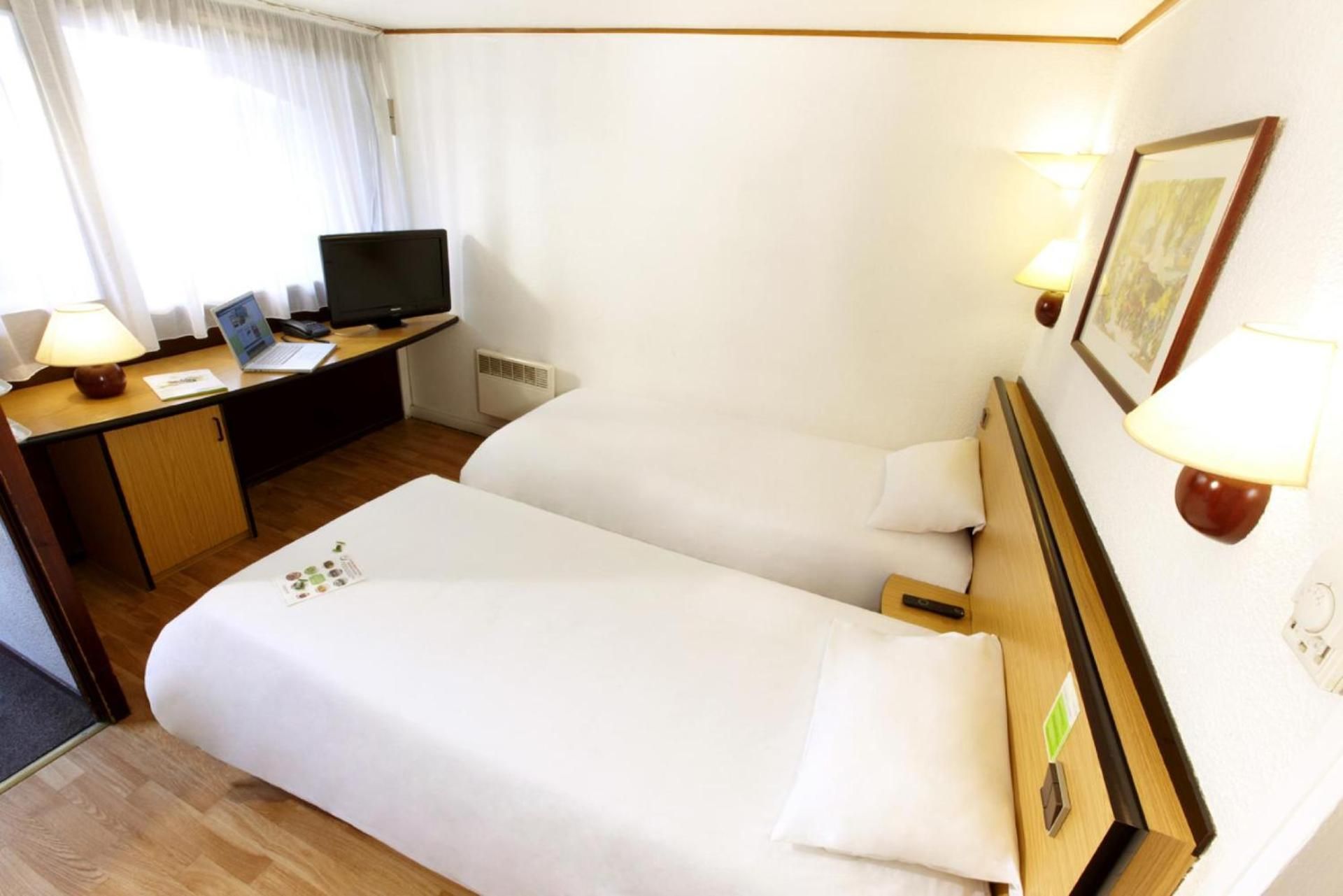 Triple Room with 1 Double Bed and 1 Child Bed