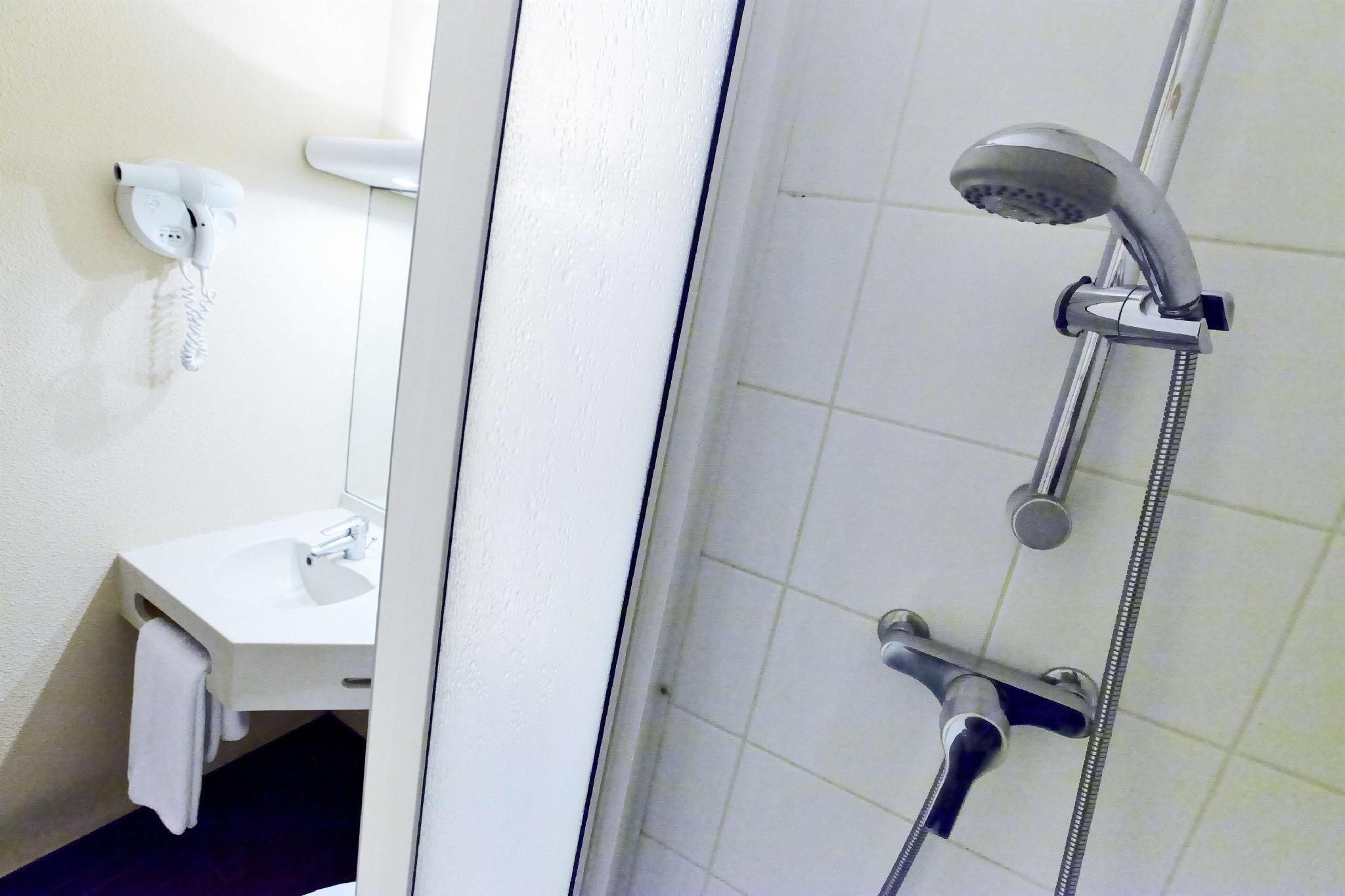 Kyriad Beauvais Sud Standard Room - 1 Double Bed 2 Single Beds 3