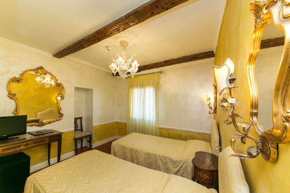 undefined Pantalon Hotel 9