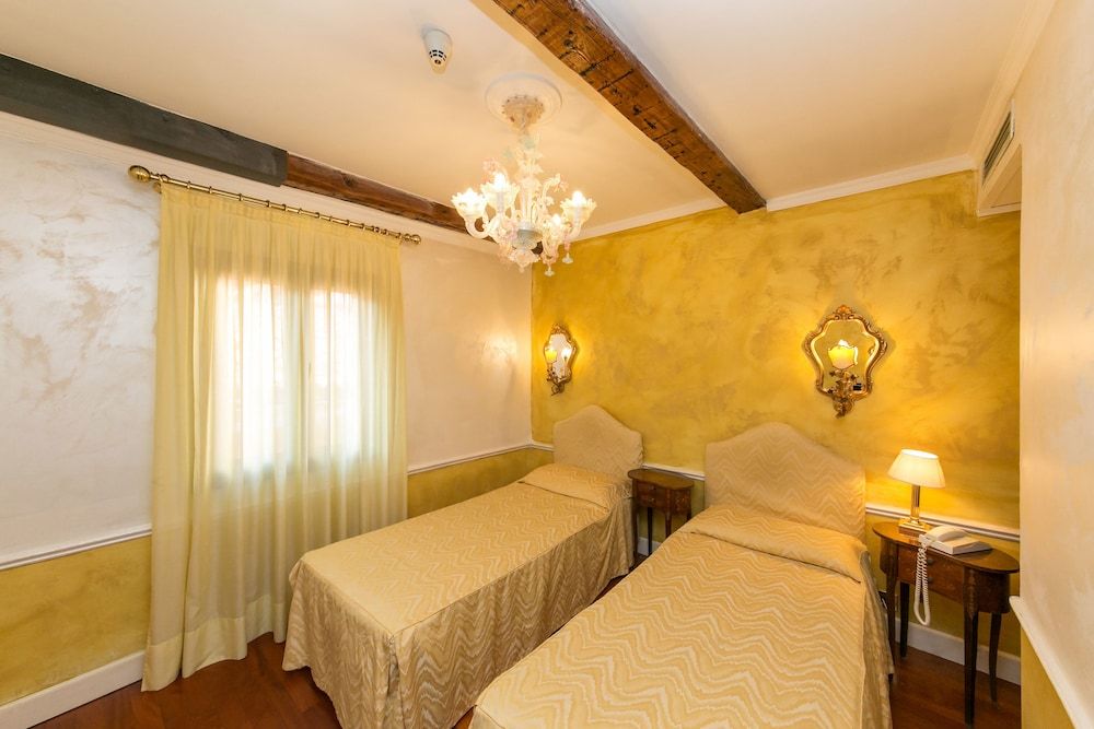 undefined Pantalon Hotel 10