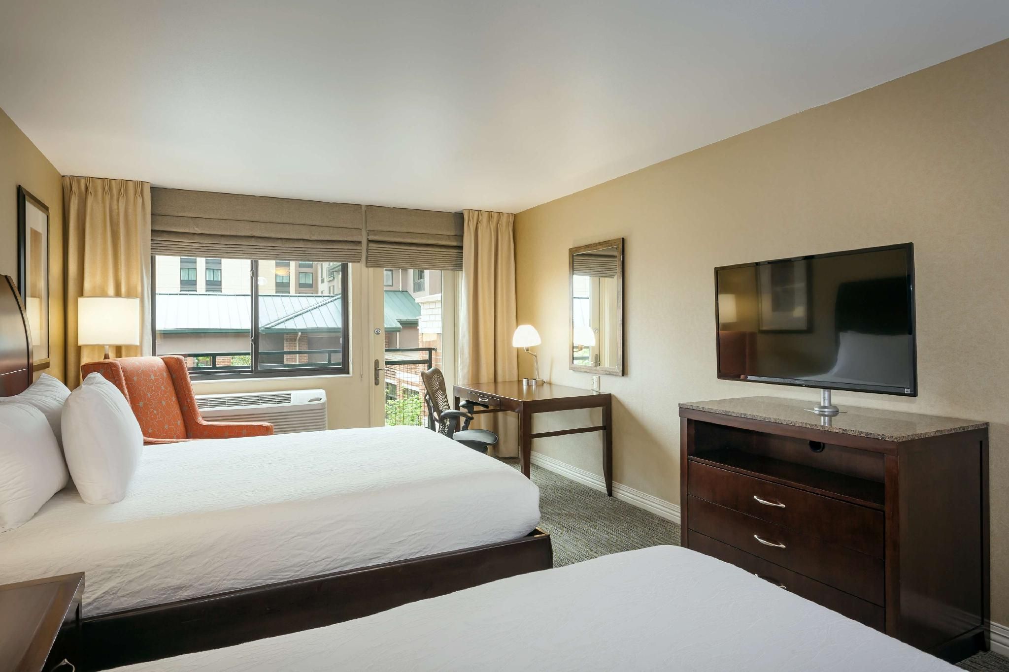 2 Queen Beds with Balcony