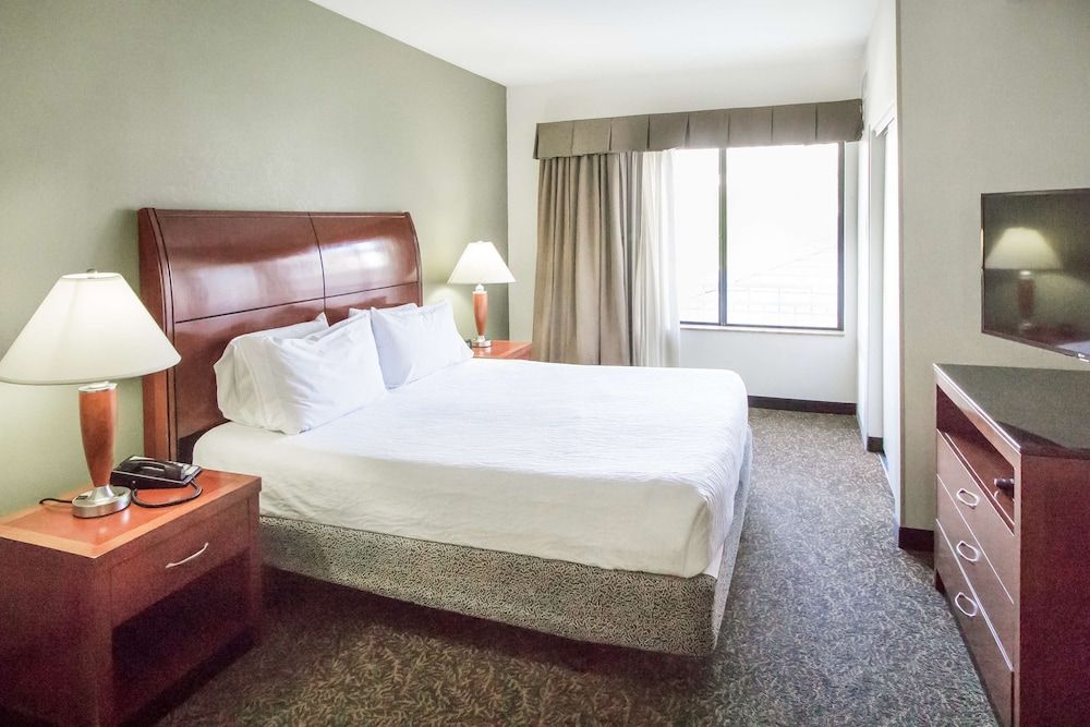 Junior Suite, 1 King Bed, Mobility and Hearing Accessible, Bathtub