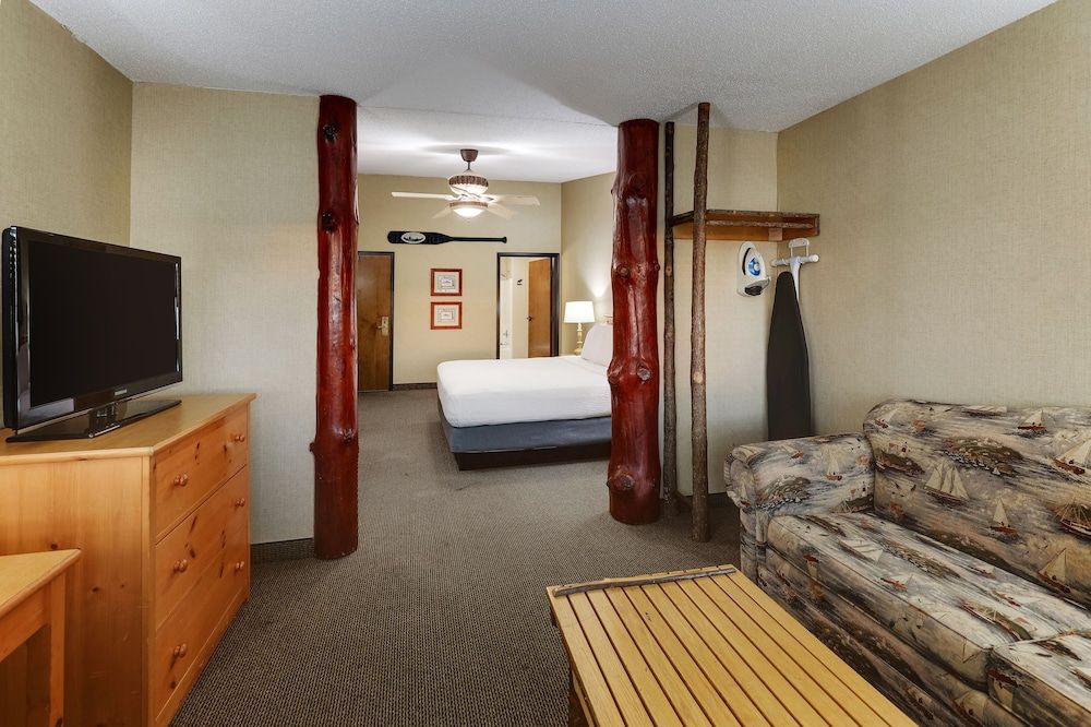 Stoney Creek Hotel Quad Cities - Moline Expanded King with Sofa 2