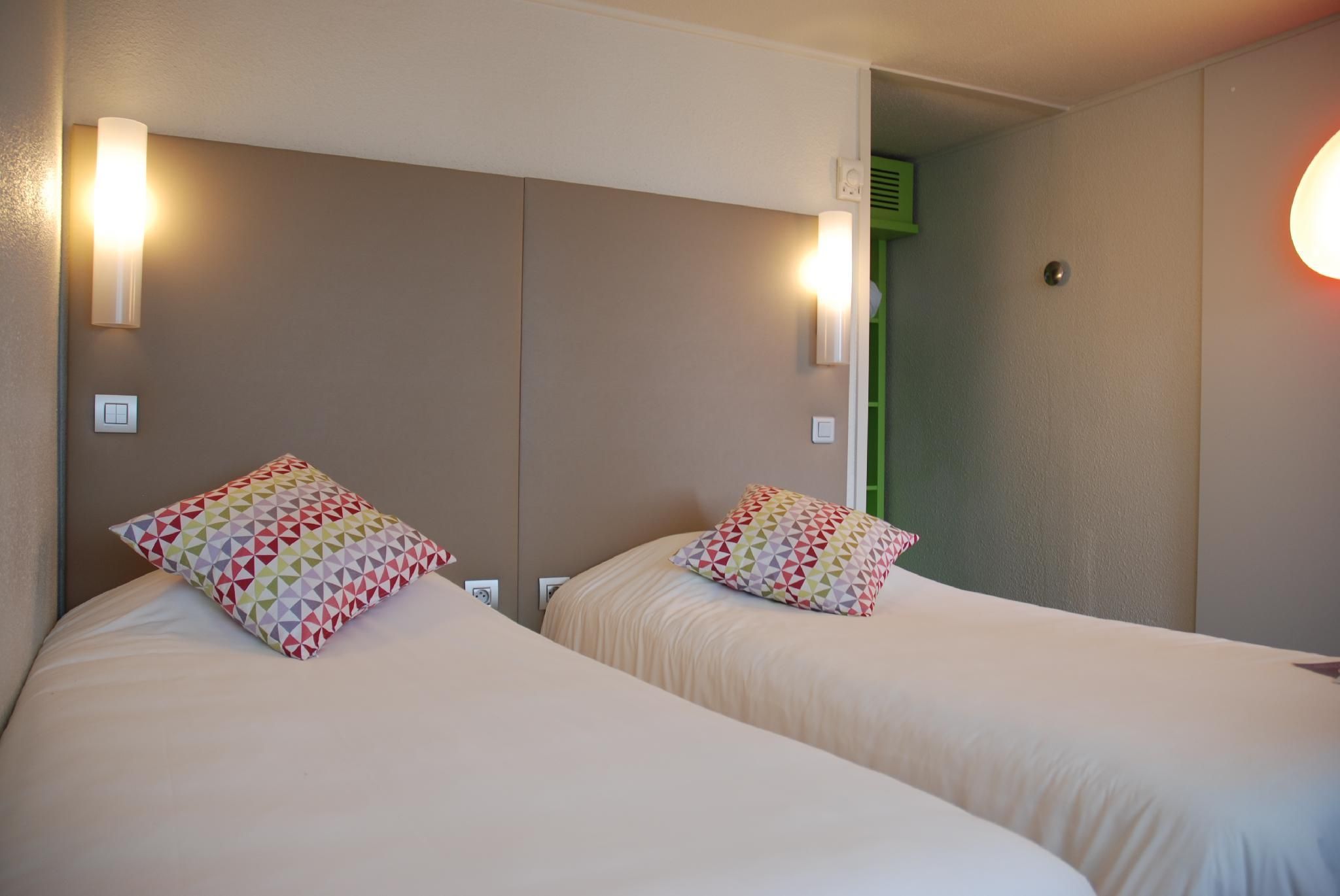 2 Single Beds