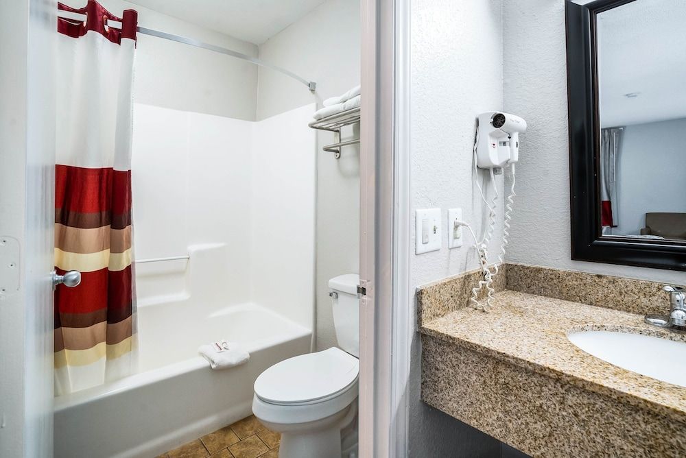 Red Roof Inn Spartanburg – I-26 Superior Room, 1 King Bed (Smoke Free) 3