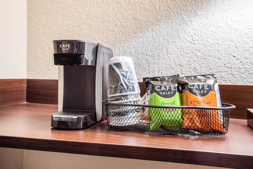 Red Roof Inn Spartanburg – I-26 Superior Room, 1 King Bed (Smoke Free) 6