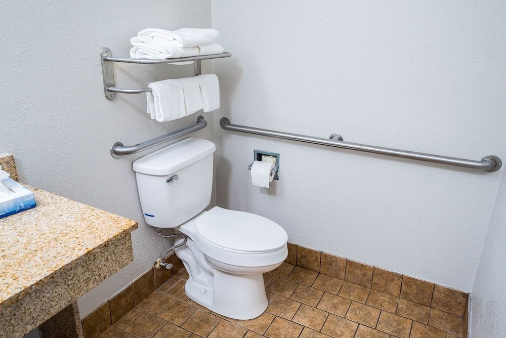 Red Roof Inn Spartanburg – I-26 Superior Room, 1 King Bed, Accessible (Smoke Free) 3