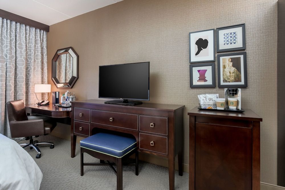 Room, 1 King Bed (Mobility Accessible, Roll-in Shower)