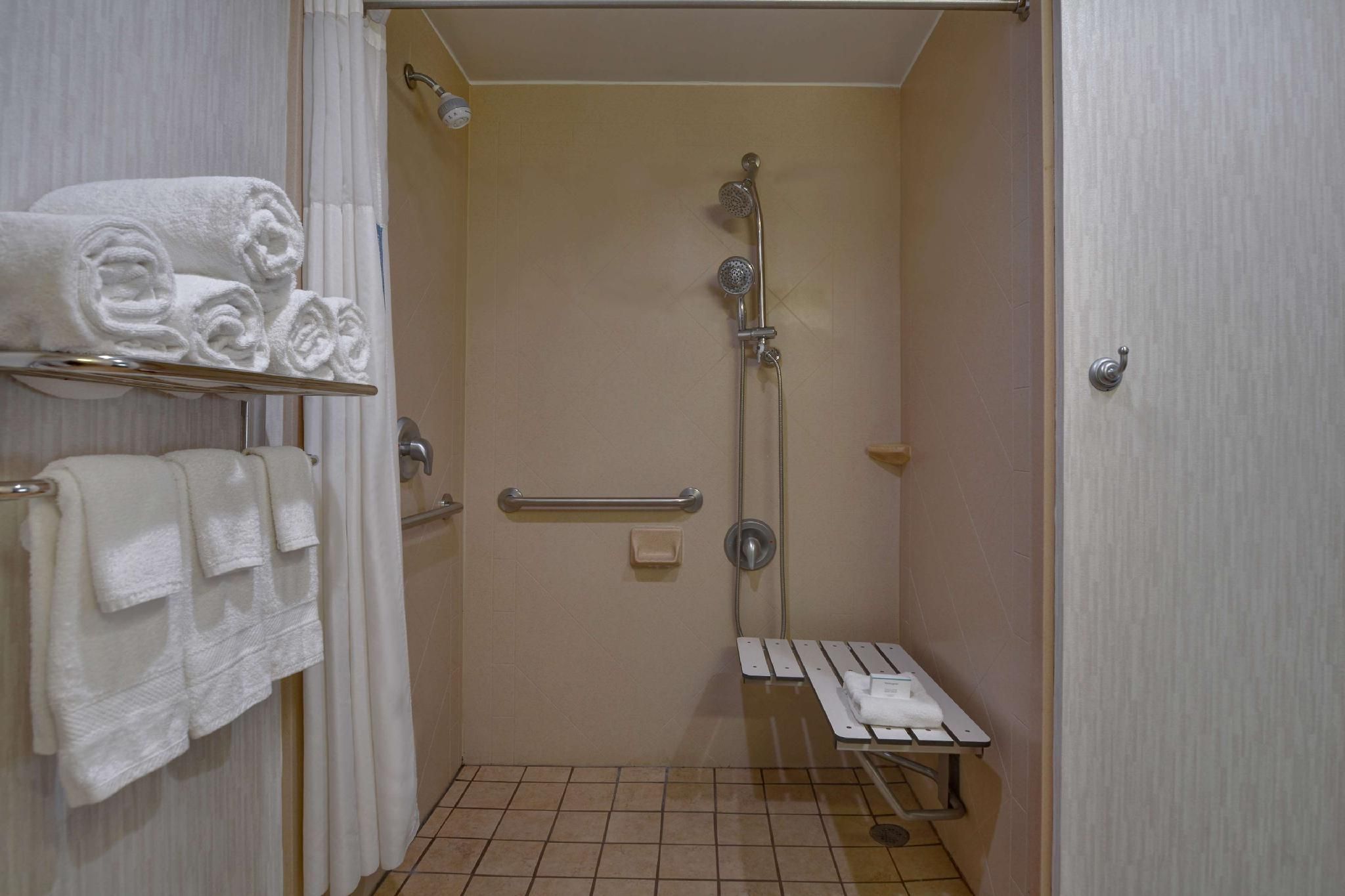2 Qn Mobility/Hearing Access Ri Shwr Studio Ns