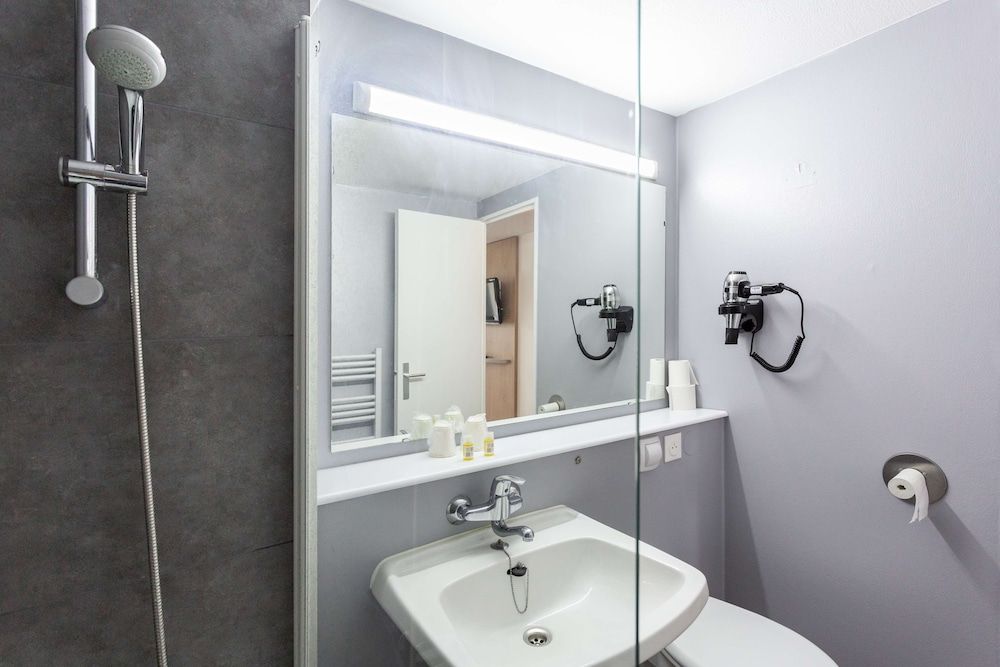 Kyriad Issoudun Standard Room, 2 Twin Beds 9