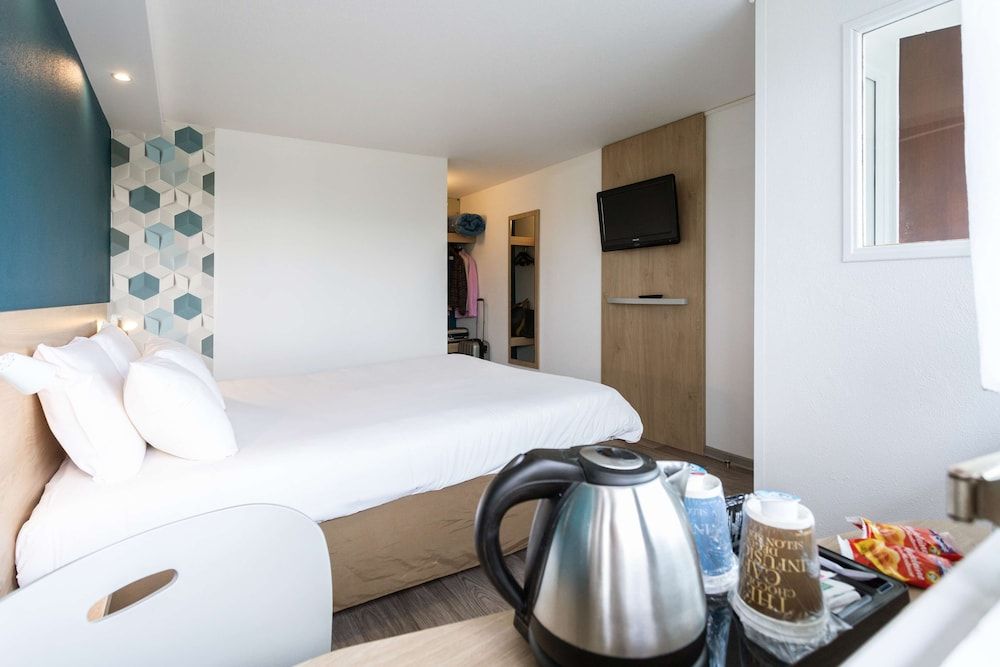 Kyriad Issoudun Standard Room, 2 Twin Beds 3