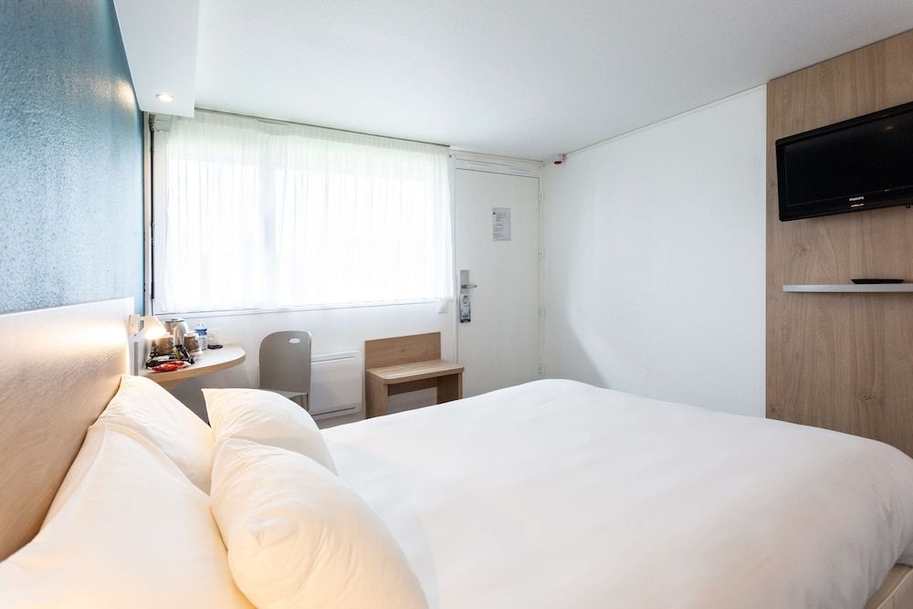 Kyriad Issoudun Standard Room, 1 Double Bed 3