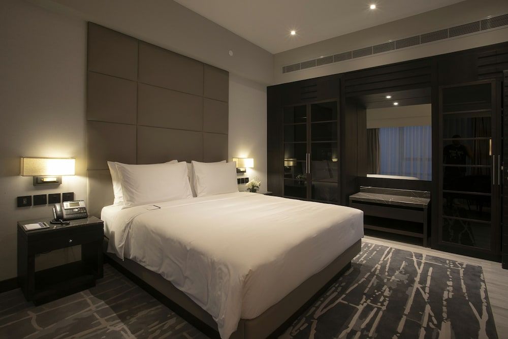 Suite, 1 King Bed (Regency)