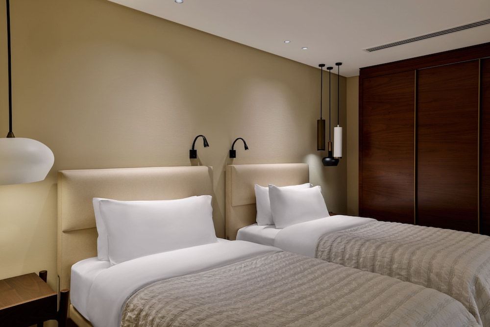 Le Meridien Dubai Hotel & Conference Centre Deluxe Room, 2 Twin Beds, Garden View 2