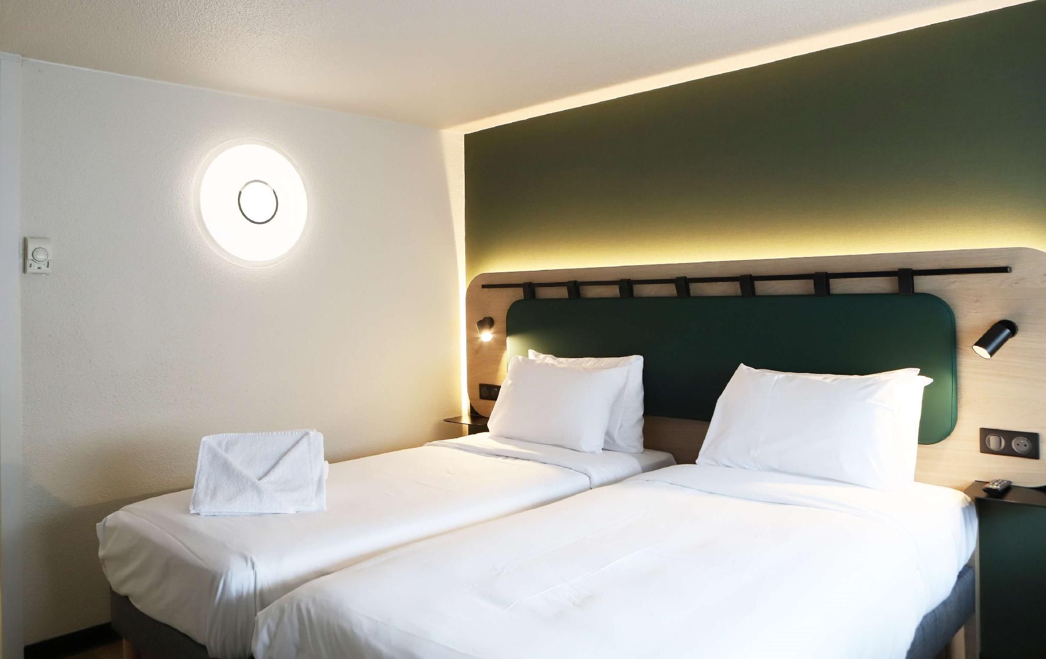 2 Single Beds