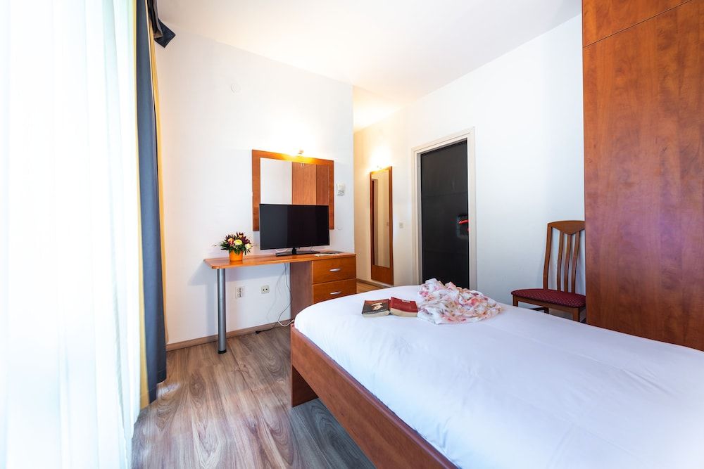 undefined Hotel Vis 4