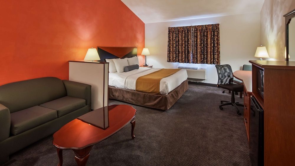 Standard Room, 1 King Bed, Non Smoking, Refrigerator & Microwave (with Single Sofabed)