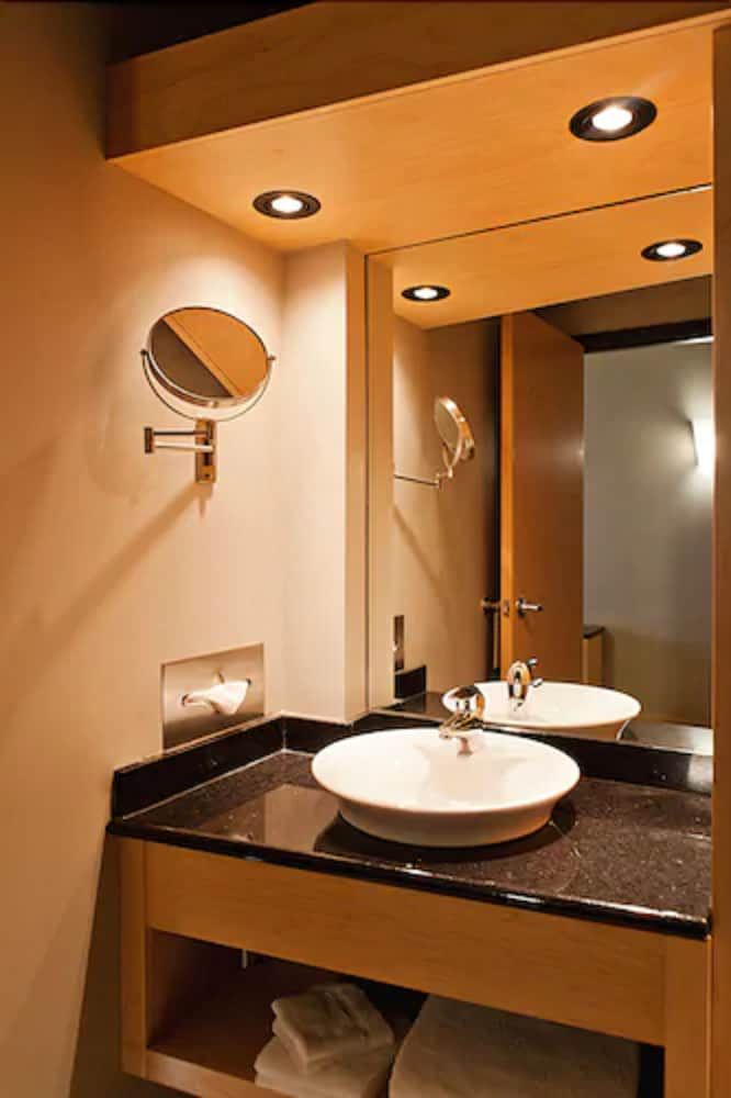 undefined Hotel Le Dauphin Montreal Centre Ville 2