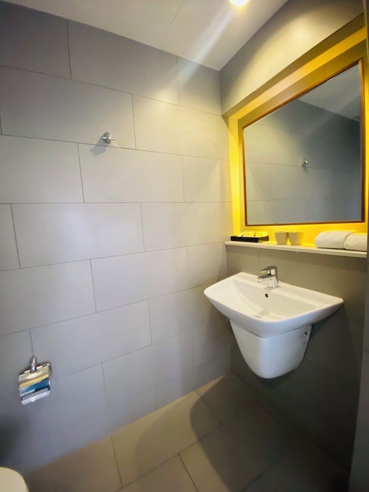 Liberty Hotel Saigon Greenview Deluxe Room 8