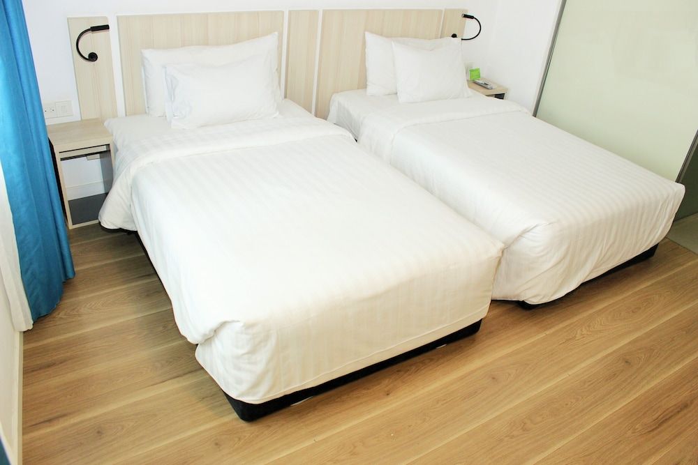 Liberty Hotel Saigon Greenview Deluxe Room 4