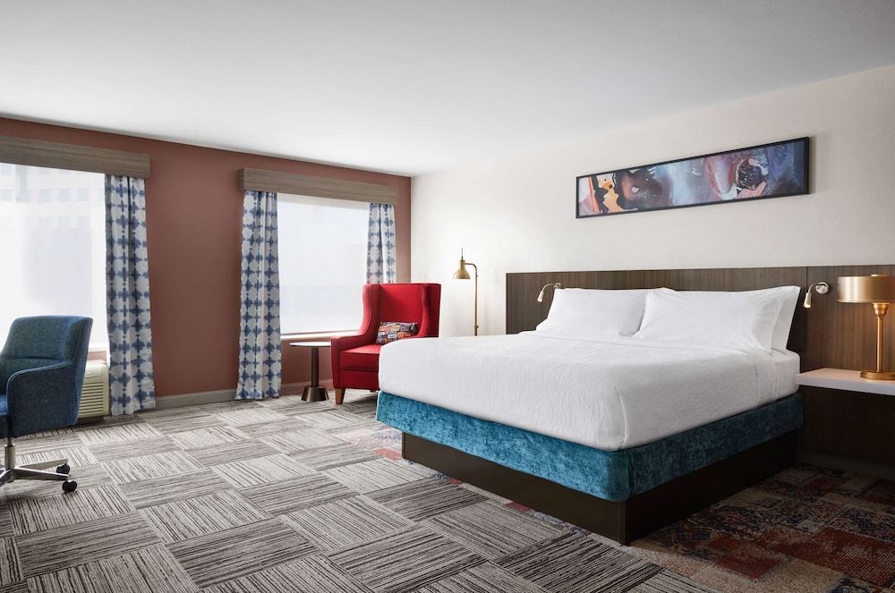 Premium Room, 1 King Bed, Accessible, Bathtub (Bathtub)