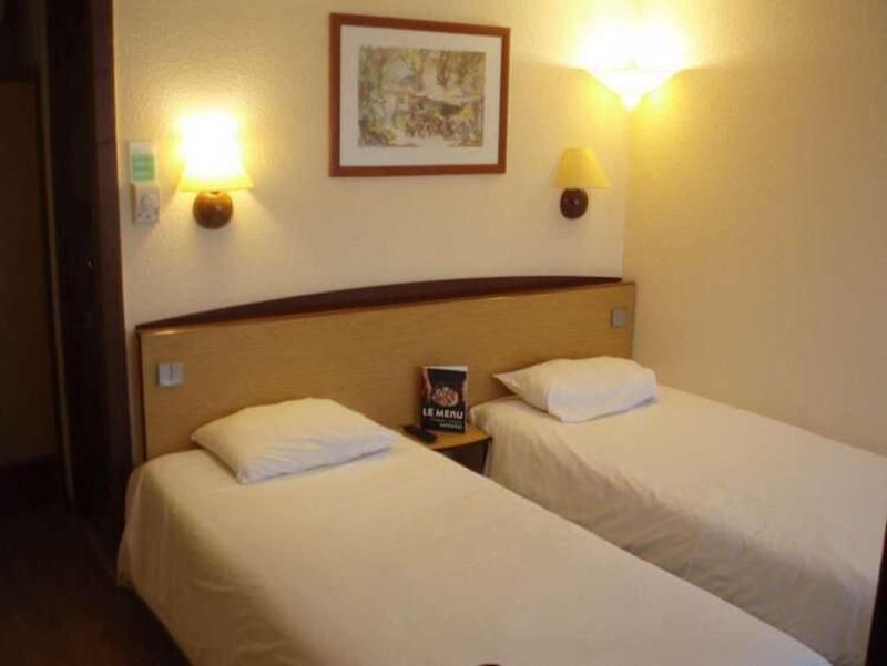 Hotel Campanile Moulins - Avermes Standard Room - 2 Single Beds 1 Junior Bed up to 10 years 3