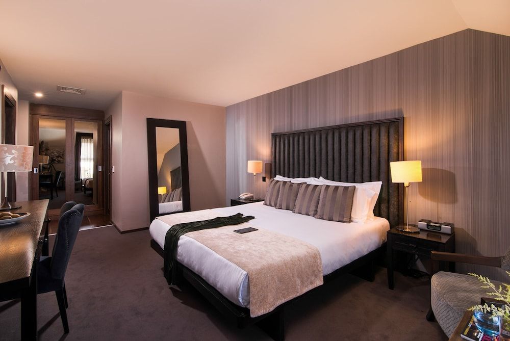 The Twelve Hotel Luxury Suite, 1 King Bed 8