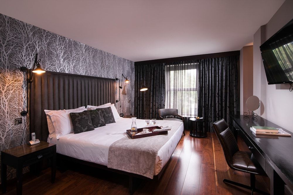 The Twelve Hotel Luxury Suite, 1 King Bed 4