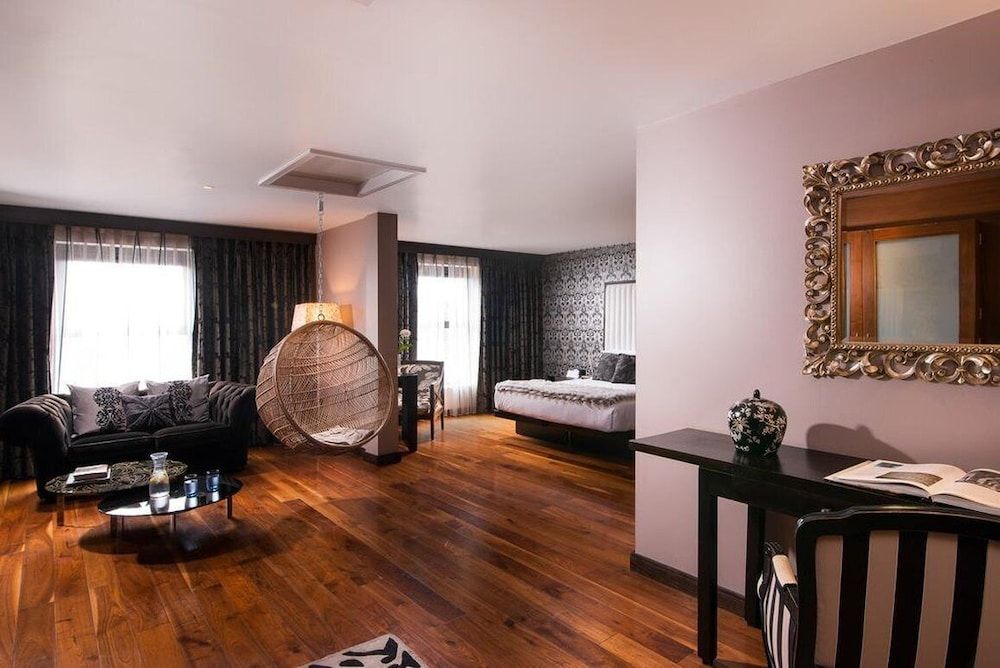 The Twelve Hotel Funnymoon Suite 2