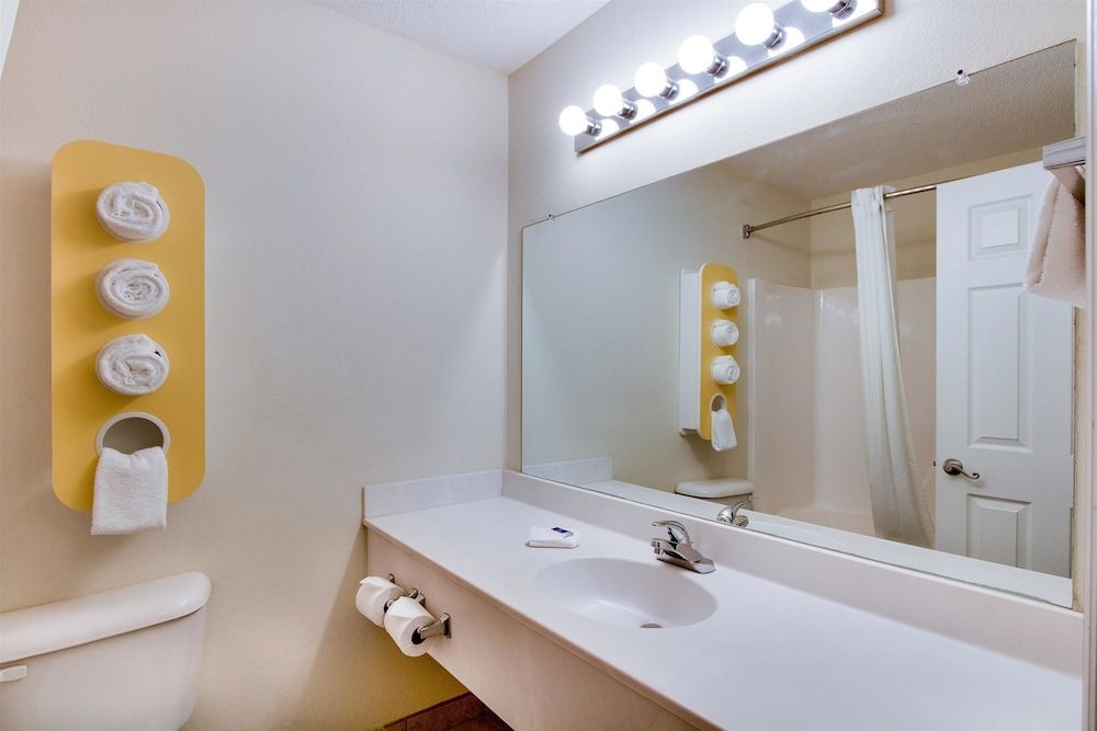 Motel 6 Hinesville, GA Standard Room, 1 King Bed, Non Smoking 14