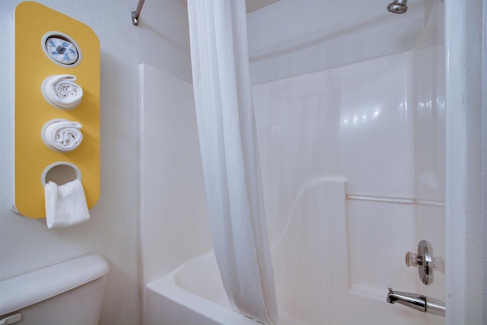 Motel 6 Hinesville, GA Standard Room, 1 King Bed, Non Smoking 12