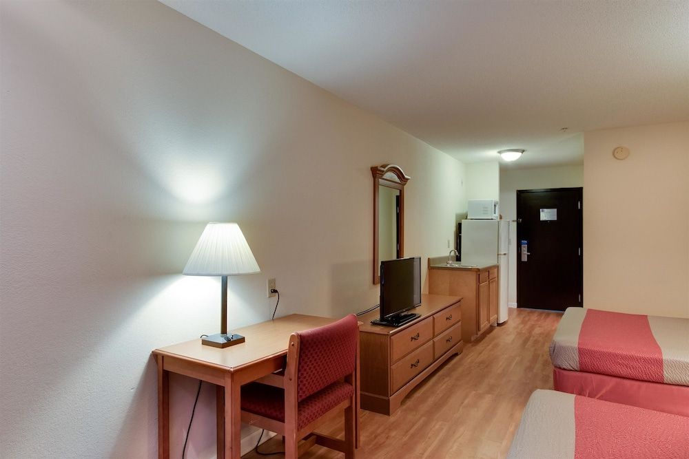 Motel 6 Hinesville, GA Standard Room, 2 Queen Beds, Non Smoking 4