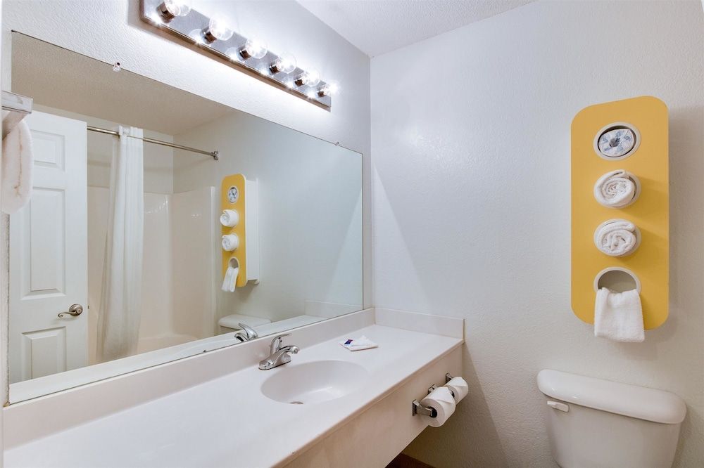 Motel 6 Hinesville, GA Standard Room, 1 King Bed, Non Smoking 13