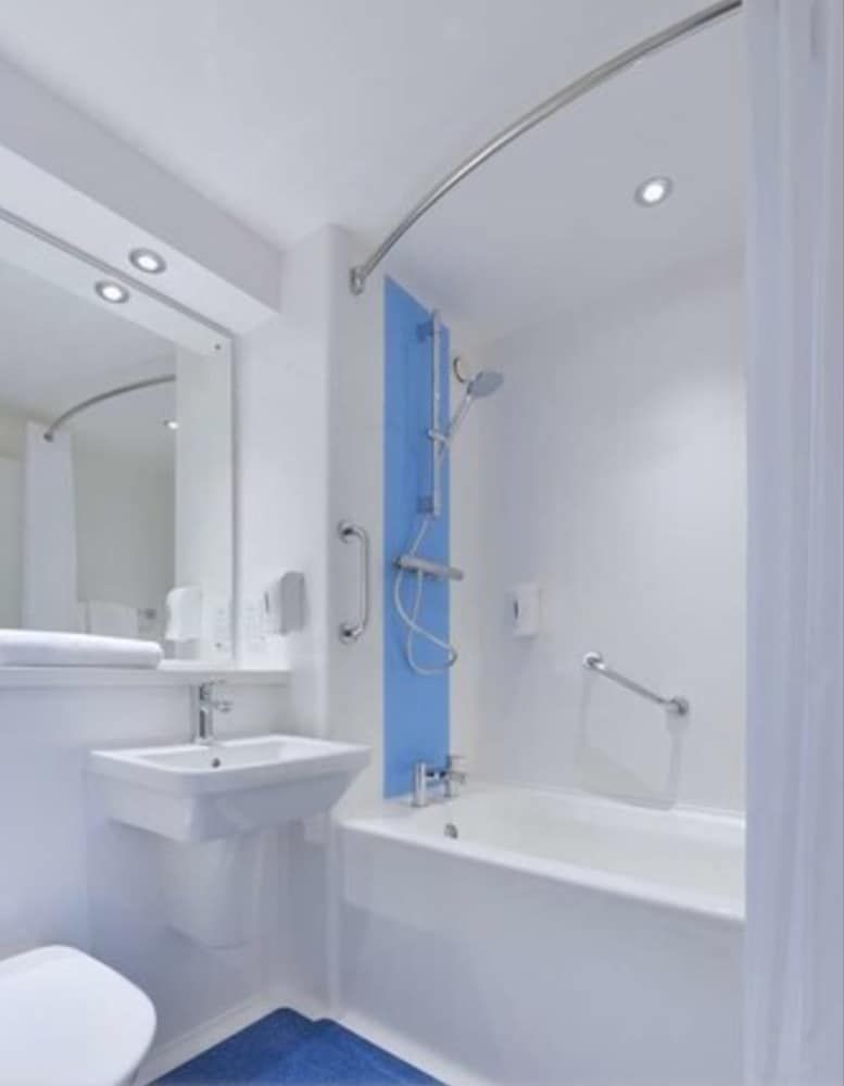 Travelodge Dublin Airport South Standard Triple Room 2