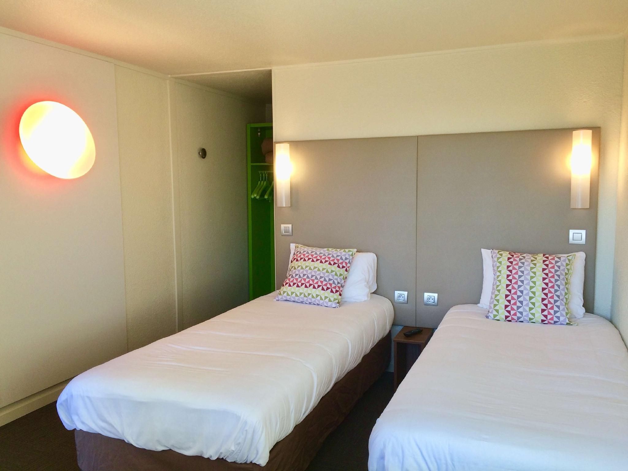 Campanile Plaisir 2 Single Beds - Room Next Generation 2