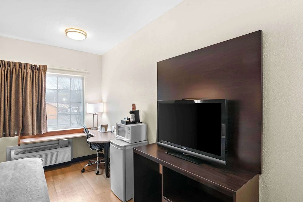 Quality Inn Standard Room, 1 King Bed, Non Smoking 5