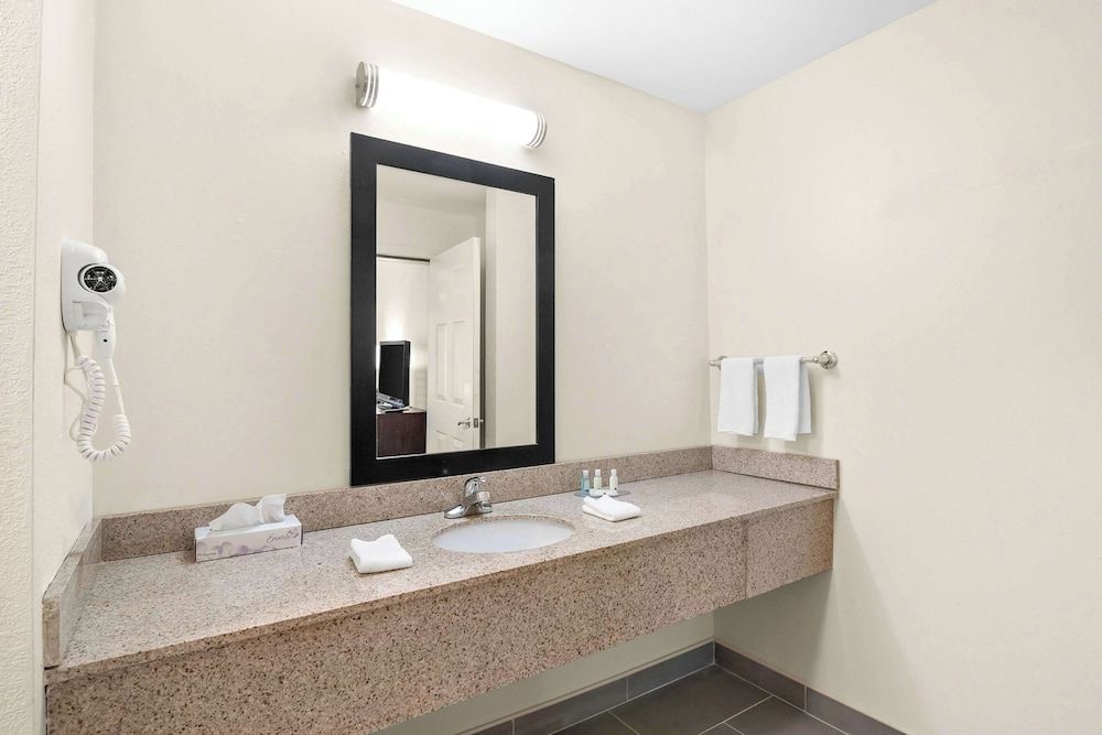 Quality Inn Room, 1 King Bed, Accessible, Non Smoking 5