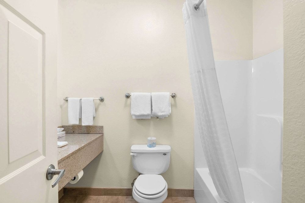 Quality Inn Standard Room, 1 King Bed, Non Smoking 4