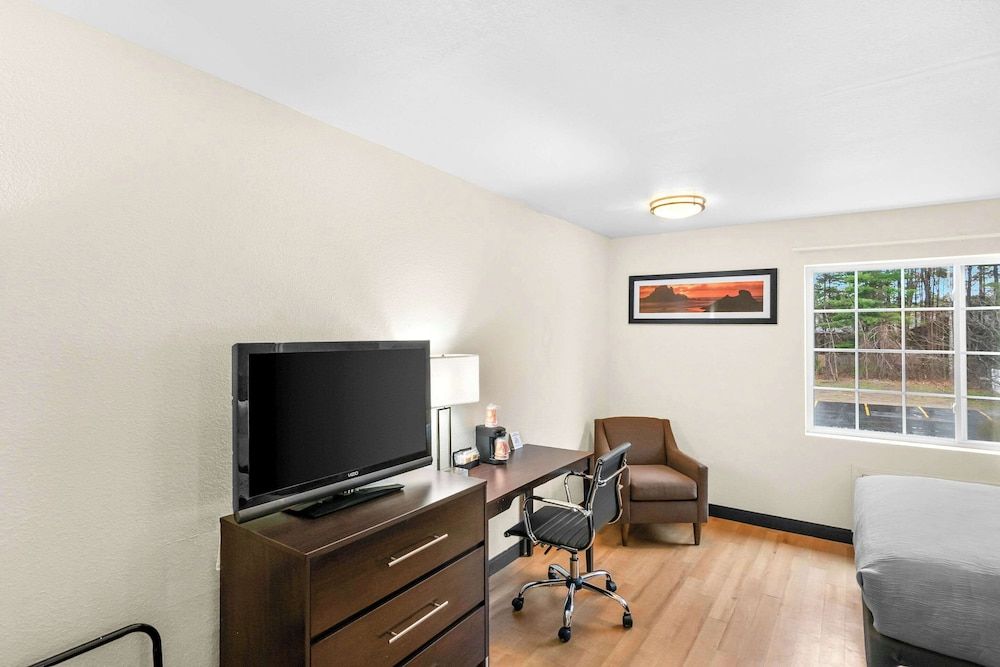 Quality Inn Standard Room, 2 Queen Beds, Non Smoking 4