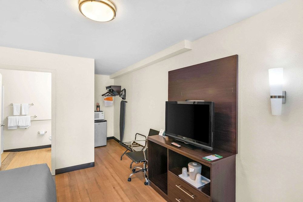 Quality Inn Room, 1 King Bed, Accessible, Non Smoking 6