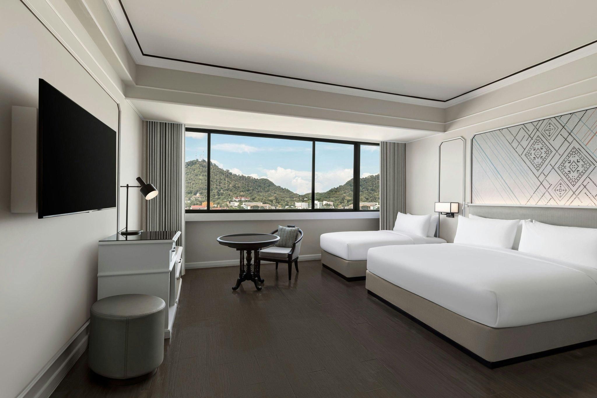 Family Room with 1 King Bed and City View
