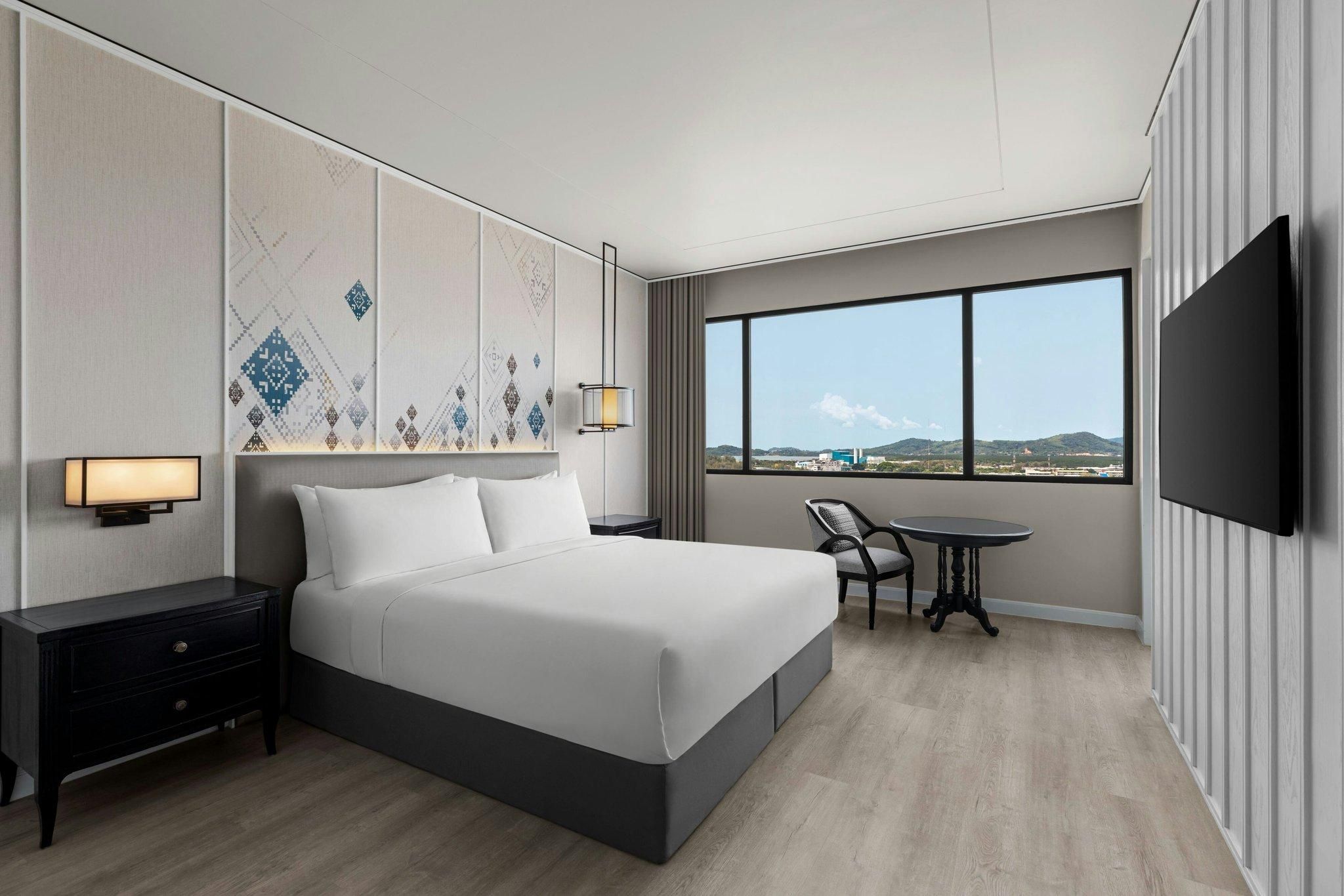 Executive Suite with 1 King Bed and City View
